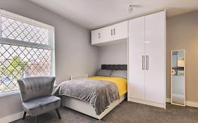 Charming Holiday Home In Hazel Grove - Self Catering Apartment 2